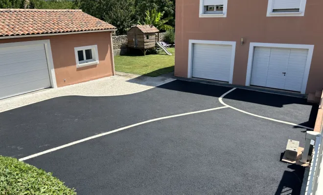 Cour en enrobé avec pavés, Montélimar, By Aménagement 