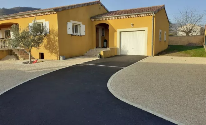 Application d’enrobés pour allées, Montélimar, By Aménagement