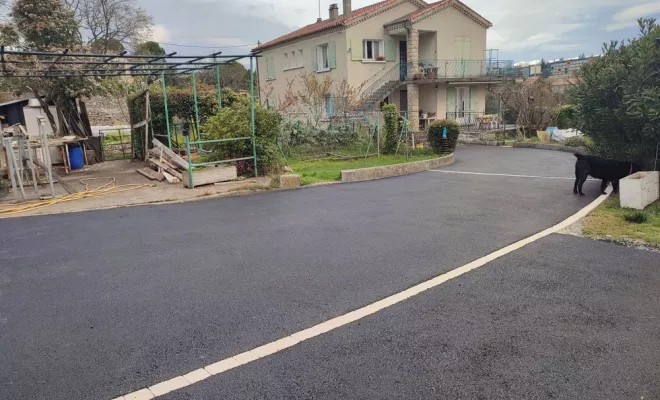 Application d’enrobés pour allées, Montélimar, By Aménagement